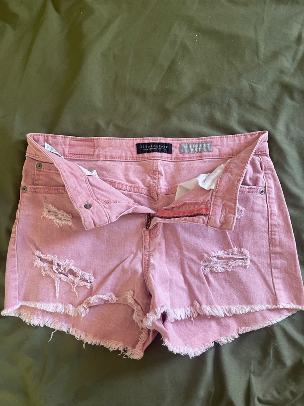 Aeropostale High Waisted Pink Shorts
Size 8
Cutoff distressed hem
